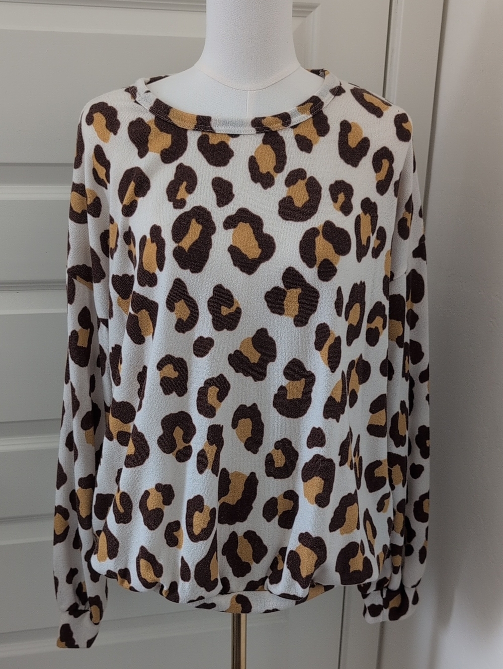 CY Fashion Leopard Print Pullover Sweater Cream and Brown Size Large